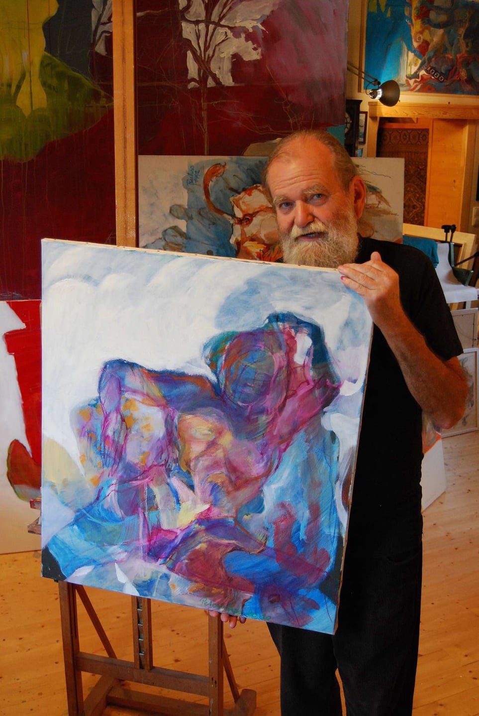 Peter Ruhso hält Gemälde